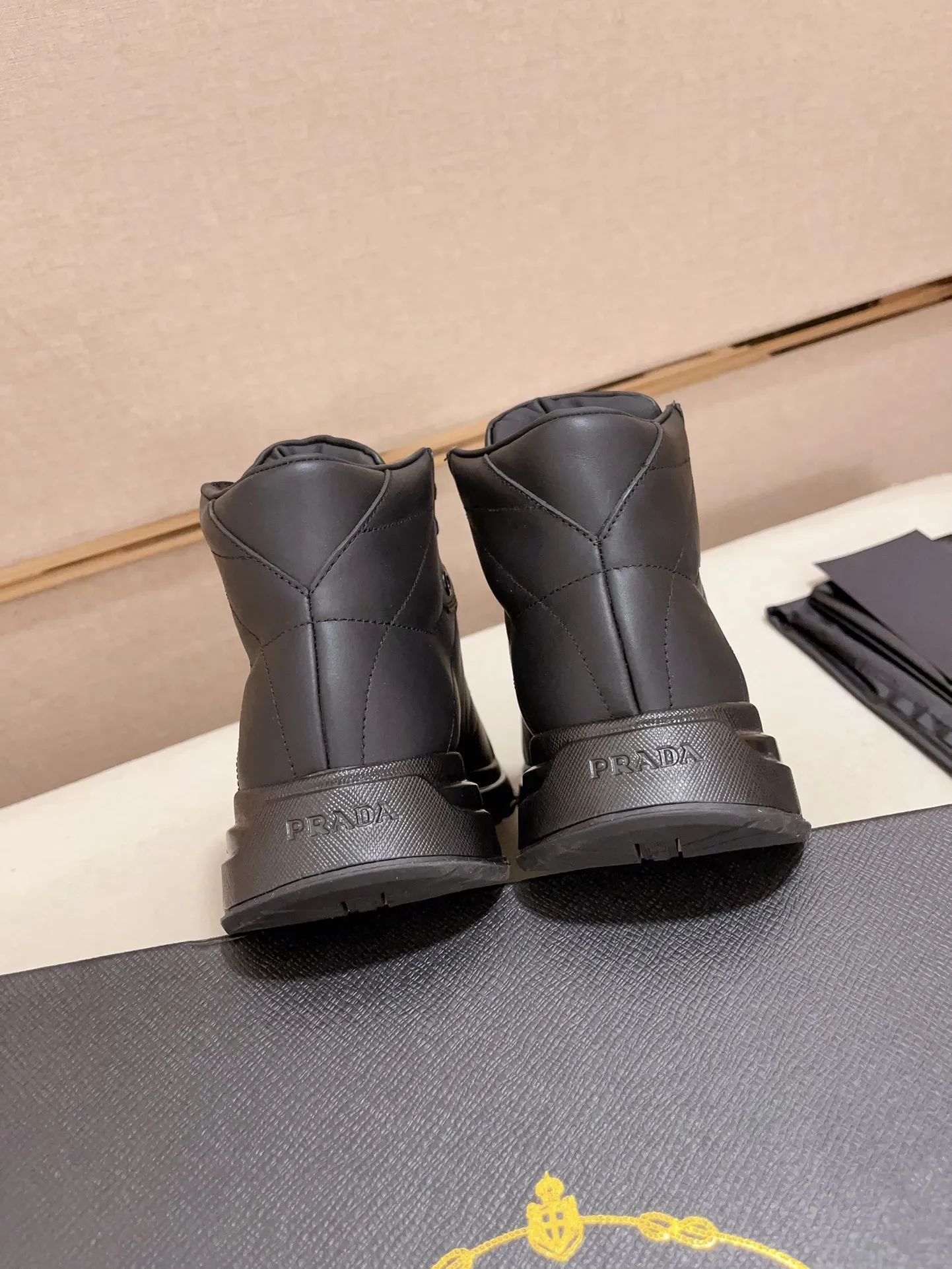 Men's shoes 💰 700💰 ✔️✔️✔️Top version High-quality new PRADA (Prada) counters are launched simultaneously, new men's shoes, 😘fabrics are selected from first-layer cowhide. Lining: Imported cowhide leather lining. 👍🏿High-end☄️Open-molded non-slip rubber outsole, exquisite lines, simple and elegant, comfortable and high-end for leisure travel. Number of yards: 38 to 44. Can be customized 45-46 non-returnable